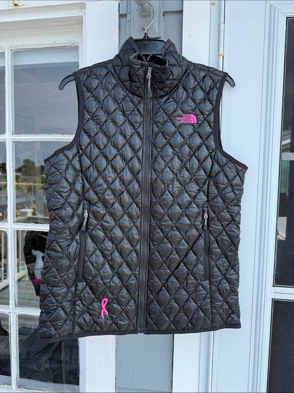 The North Face ThermoBall Quilted Vest Women’s M Black Pink Ribbon Full Zip - Picture 2 of 12